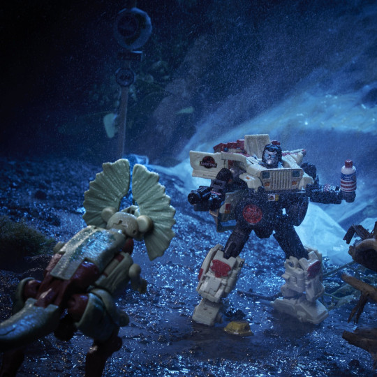 Transformers Collaborative: Jurassic Park x Transformers Dilophocon and Autobot JP12