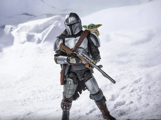 6 The Mandalorian with Grogu (The Mandalorian and Grogu) Deluxe