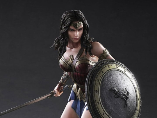 Batman v Superman Play Arts Kai Wonder Woman
