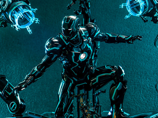 Iron Man 2 MMS672D50 Neon Tech Iron Man and Suit-Up Gantry 1/6th Scale Figure Set