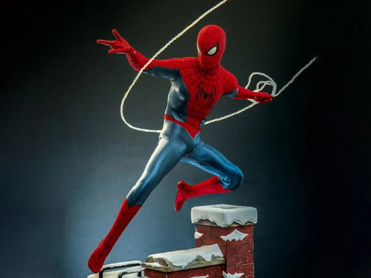 Spider-Man: No Way Home MMS680 Spider-Man (New Red and Blue Suit) Deluxe