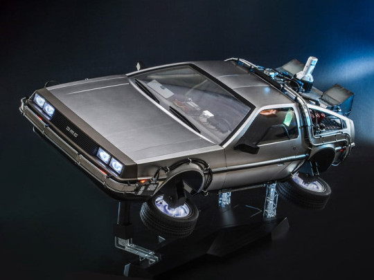 Back to the Future Part II MMS636 DeLorean Time Machine 1/6th Scale Vehicle