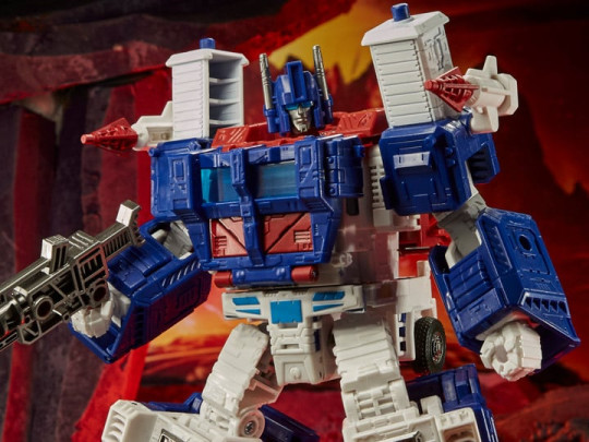 Transformers War for Cybertron: Kingdom Leader Ultra Magnus