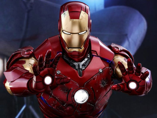 Iron Man QS012 Mark III (Deluxe) 1/4th Scale Collectible Figure